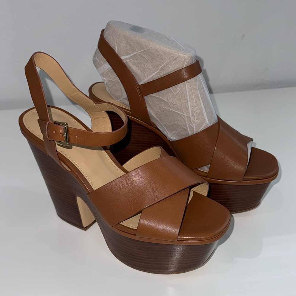 Michael Kors Divia Leather Platform Sandal in brown. Size 10M